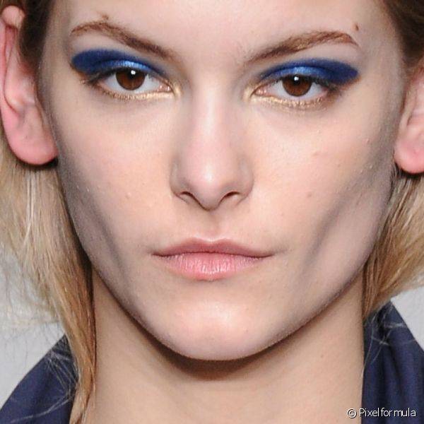 O azul marcando o c?ncavo quebrou a monotonia da maquiagem de Osman, na temporada outono-inverno 2014 da Semana de Moda de Londres